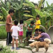 Bạn Lu bên các bạn học sinh(small)