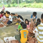 Các bạn học sinh cùng nhau nặn một chú rồng từ đất sét – đây là 1 giờ học của trường Lá(small) Các bạn học sinh cùng nhau nặn một chú rồng từ đất sét - đây là 1 giờ học của trường Lá(small)