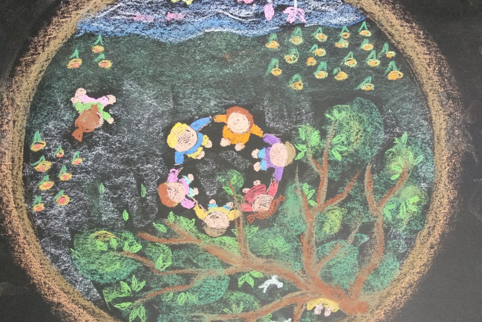 Tranh vẽ bằng phấn màu của cô giáo trường Lá