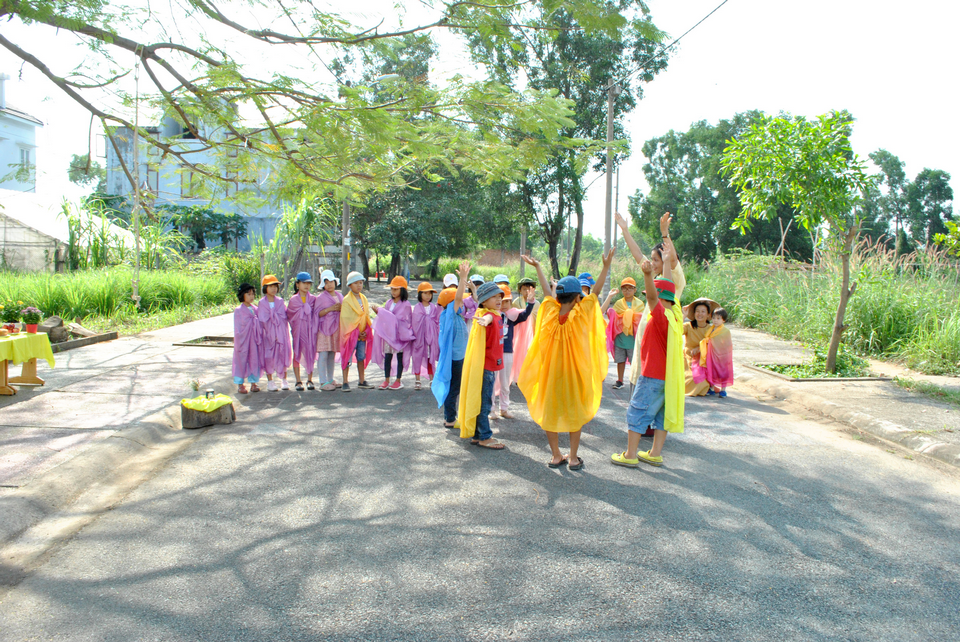 Các con chơi trò chơi giữa tiết trời mùa thu mát mẻ vào ngày nhà giáo Việt Nam