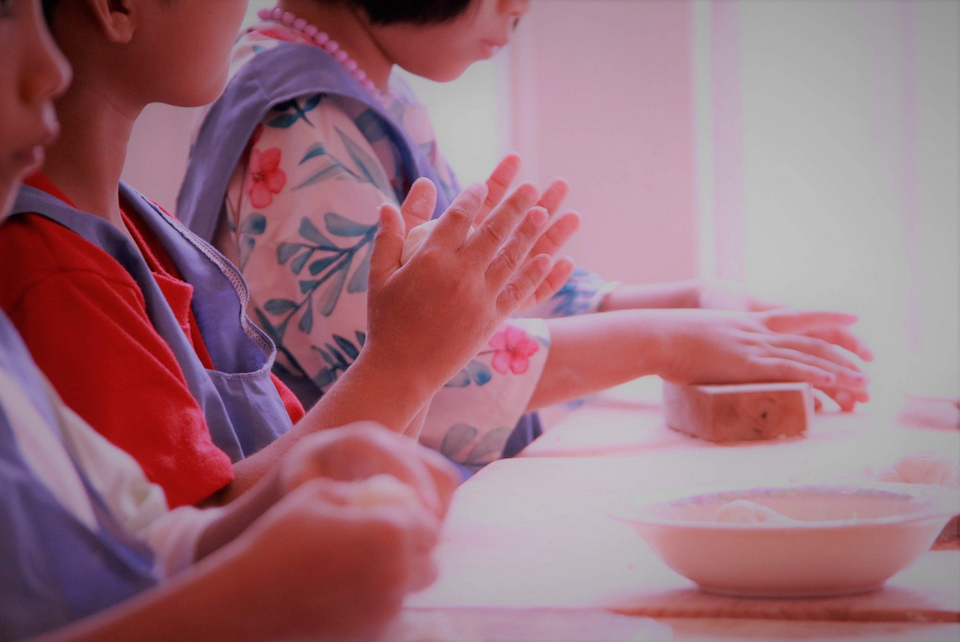 Các con làm bánh vào lễ hội mùa thu