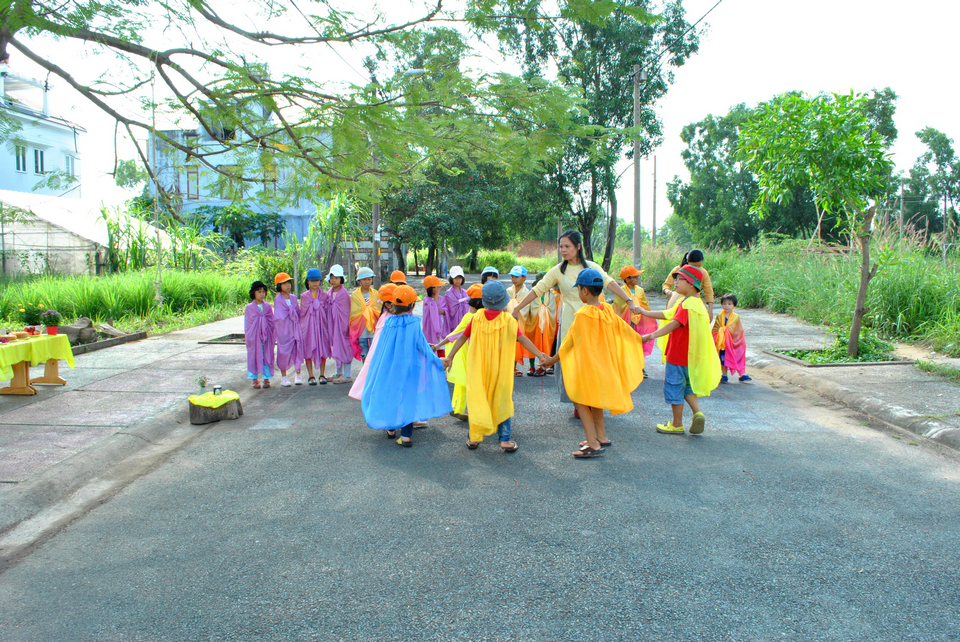 Các con múa hát vòng tròn ngoài trời vào ngày nhà giáo Việt Nam