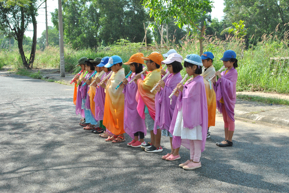 Các con thổi sáo tôn vinh các thầy cô trong ngày nhà giáo Việt Nam