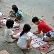 Các con chơi ô ăn quan trước cổng trường trên hè xi măng_thumbnail Các con chơi ô ăn quan trước cổng trường trên hè xi măng_thumbnail