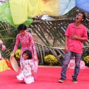 Một màn biểu diễn ngẫu hứng từ các thành viên trong gia đình anh Quang chị Phương và Châu Pha_thumbnail Một màn biểu diễn ngẫu hứng từ các thành viên trong gia đình anh Quang chị Phương và Châu Pha_thumbnail