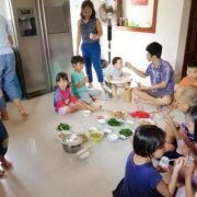 Sau những giờ lao động cật lực, thì mọi người lại ngồi quây quần ăn bữa cơm trưa cùng nhau như một gia đình, ba thì chăm con, mẹ thì nấu ăn, con thì ăn xong rửa chén_thumbnail Sau những giờ lao động cật lực, thì mọi người lại ngồi quây quần ăn bữa cơm trưa cùng nhau như một gia đình, ba thì chăm con, mẹ thì nấu ăn, con thì ăn xong rửa chén_thumbnail