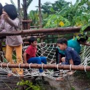 Các bạn lớp 3 chơi trò võng dây mới ở trường Lá_small Các bạn lớp 3 chơi trò võng dây mới ở trường Lá_small