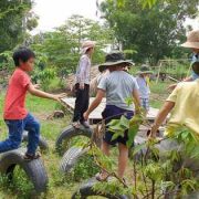 Chơi trò vô ‘nhà’ trong đó ‘nhà’ là những lốp xe, đi từ nhà này sang nhà khác và bắt người của nhà kia_small Chơi trò vô 'nhà' trong đó 'nhà' là những lốp xe, đi từ nhà này sang nhà khác và bắt người của nhà kia_small