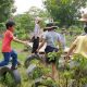 Chơi trò vô 'nhà' trong đó 'nhà' là những lốp xe, đi từ nhà này sang nhà khác và bắt người của nhà kia_small