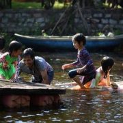 Bố và con cùng nhau tận hưởng những giây phút vui vẻ bên nhau Bố và con cùng nhau tận hưởng những giây phút vui vẻ bên nhau