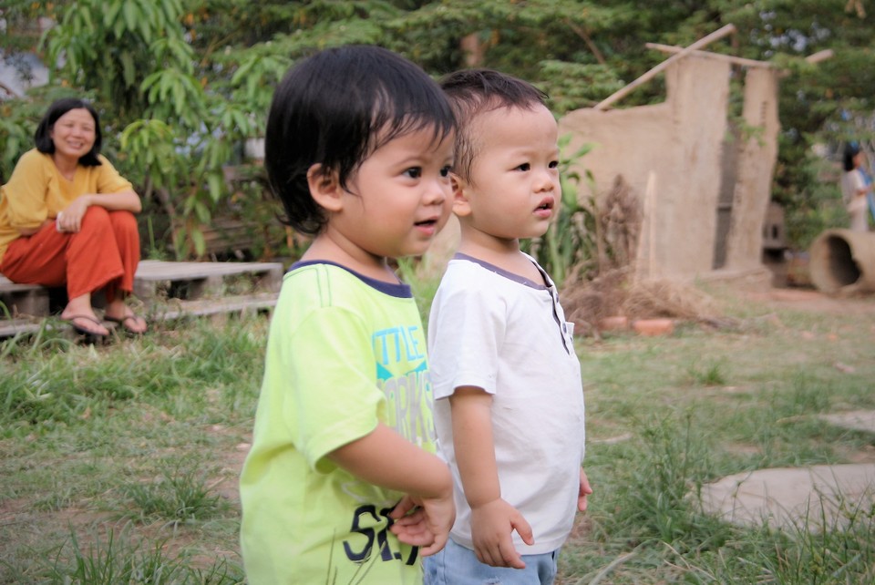 Các con chơi giữa khu vườn trường Lá