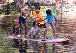 Sắp chìm rồi mà sao vui vậy