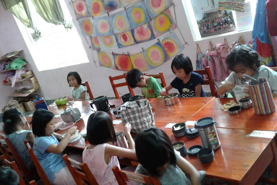 Giờ ăn trưa của lớp 1 cô Lương