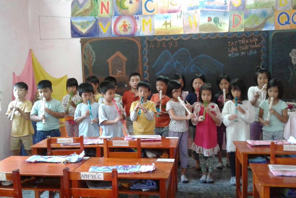 Các bạn lớp 1 của cô Lương thổi sáo ở trường Tre Xanh