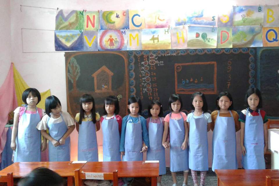 Các bạn nữ lớp 1 của cô Lương lớp đầu tiên của trường Lá
