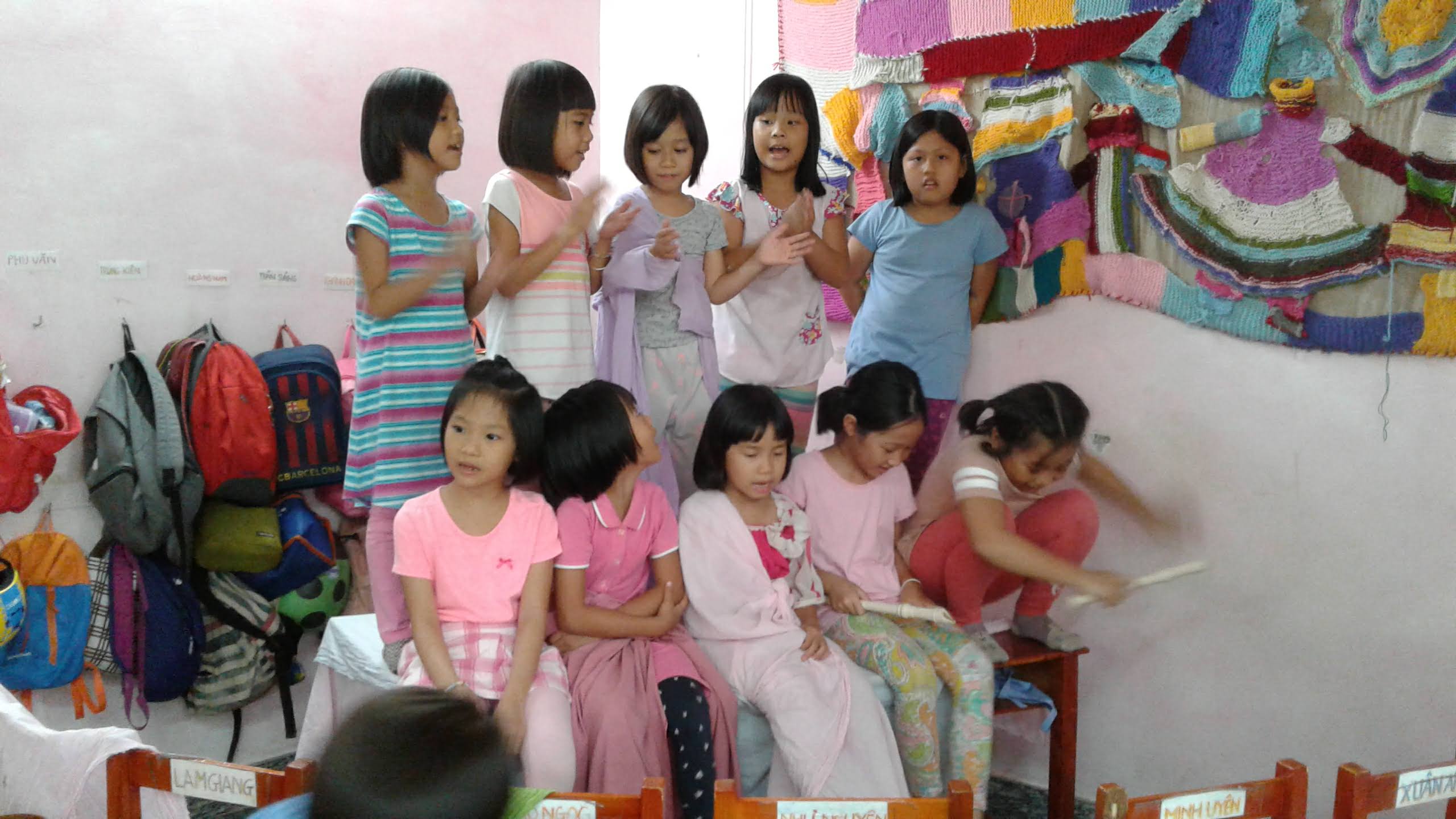 Lớp 1 cô Lương dễ thương muốn xỉu, các bạn giờ đã lên lớp 4 rồi á