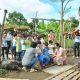 Các bạn nhỏ làm gì mà bịt tai vậy ta