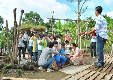 Các bạn nhỏ làm gì mà bịt tai vậy ta