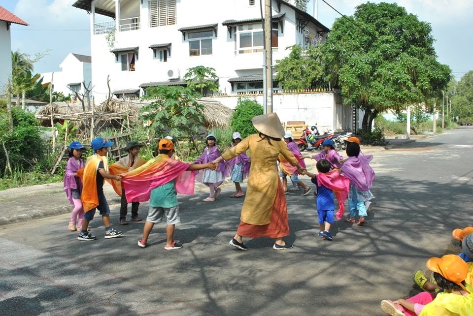 Cùng nhau múa xung quanh vòng cùng nhau múa cùng vui