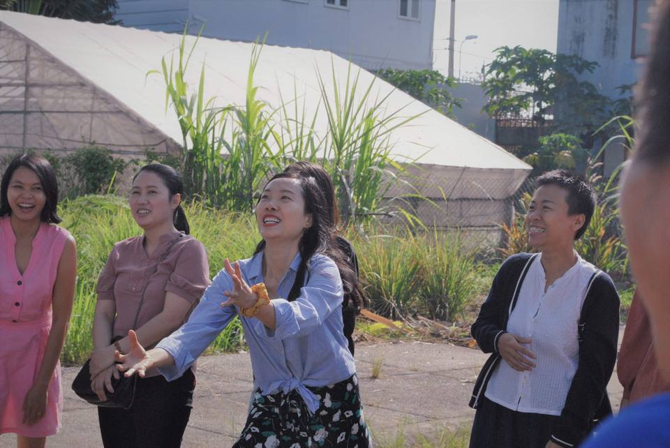 Nhanh lên trái bóng đang được thảy nhanh lên mau mau chụp lấy bạn ấy
