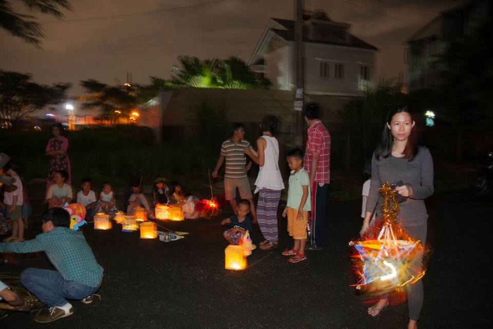Tết trung thu em rước đèn đi chơi