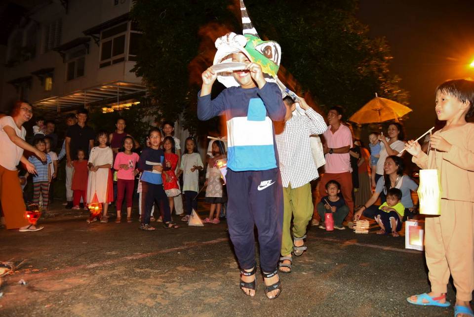 Lễ Hội Mùa Thu 2020 của trường Lá, nơi mọi người đốt lửa trại và rước đèn ông sao