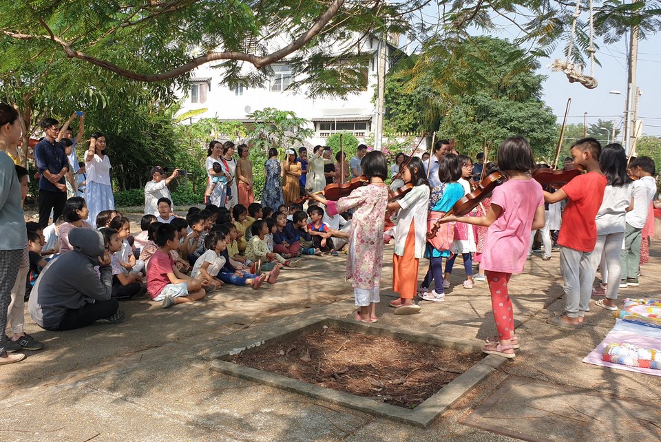 Các bạn lớp 3 biểu diễn violin trong buổi lễ tri ân ngày nhà giáo cho ba mẹ và các bạn nghe