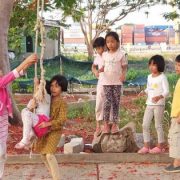 Chơi dưới hàng cây phượng vào tháng 5 rực đỏ