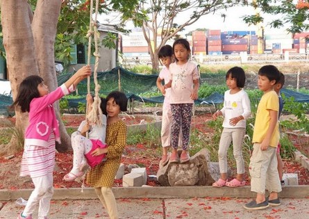 Chơi dưới hàng cây phượng vào tháng 5 rực đỏ