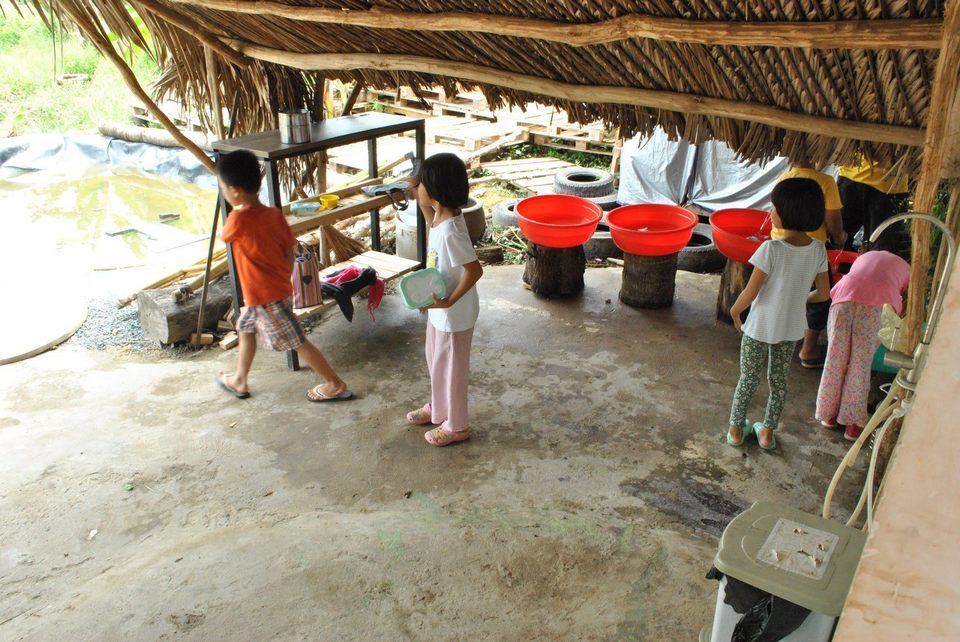 Khu vực rửa chén của các bạn trường Lá năm 2019