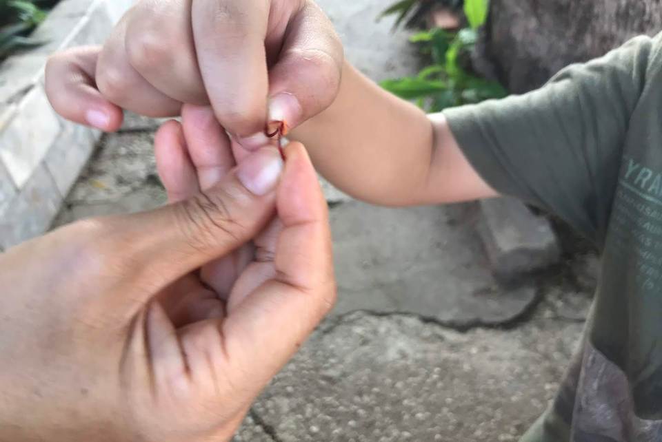 Ngắt nhuỵ và chơi trò đá gà của tuổi thơ