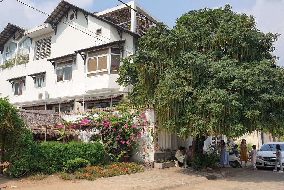 Ngày đặc biệt nên hình như ngôi trường cũng đặc biệt lộng lẫy không kém