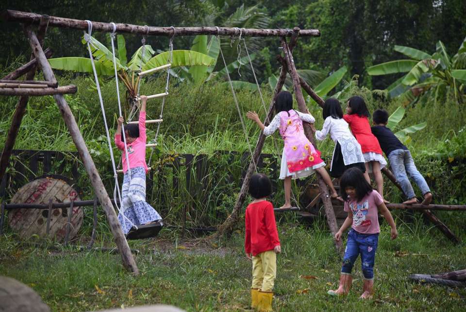 Đu dây trò chơi yêu thích của các con tại Lá