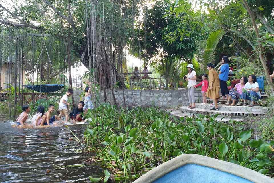 Con thì chèo thuyền ba mẹ thì hát trên bờ