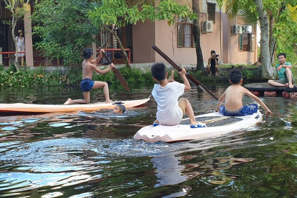 Em đi chơi thuyền trong Thảo Cầm Viên