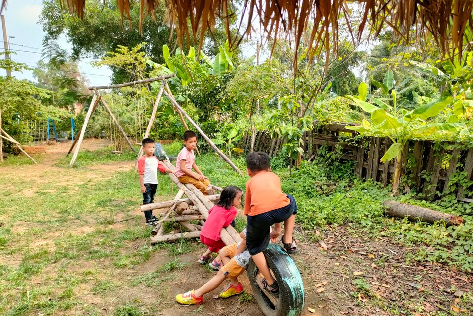Chơi bập bênh trong tiết trời nóng bức thiệt là đã quá đi